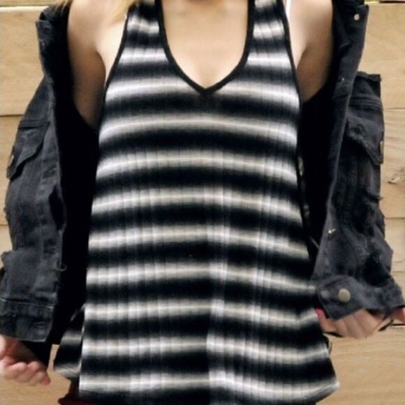 Striped Sleeveless  Choker Top - Picture 3 of 8